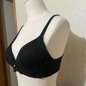 Victoria’s Secret, Body by Victoria lace, wireless bra 34C